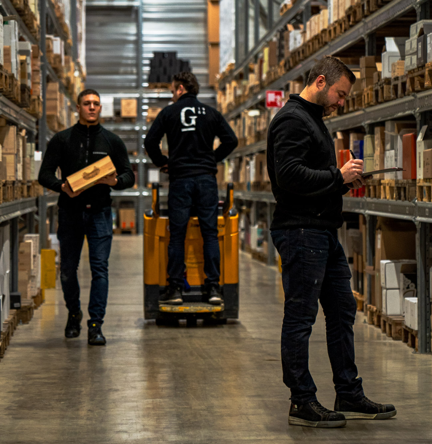 Onze magazijnmedewerkers die zorgvuldig wijnbestellingen voorbereiden.